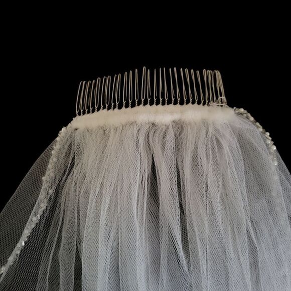 Bead trimmed veil